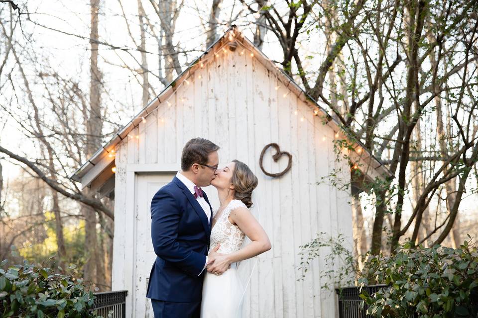 Winter wedding lovebirds