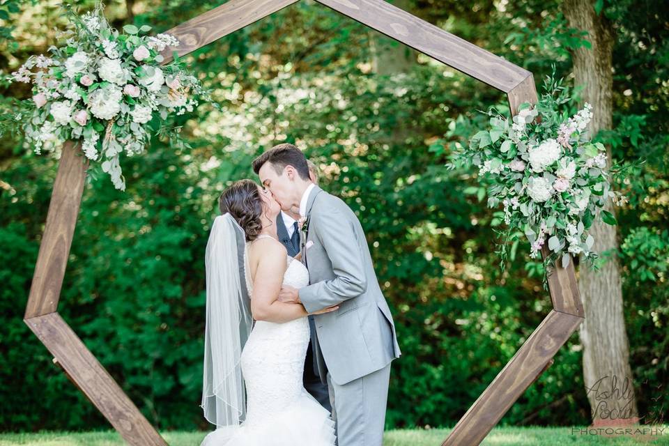 Newlyweds kiss at Dara's Garden