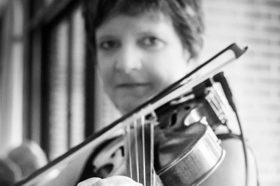 Black and white photo of the violinist