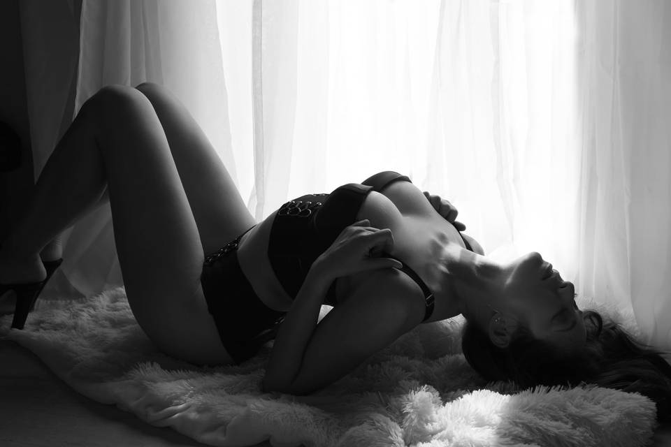 Black and white boudoir photo