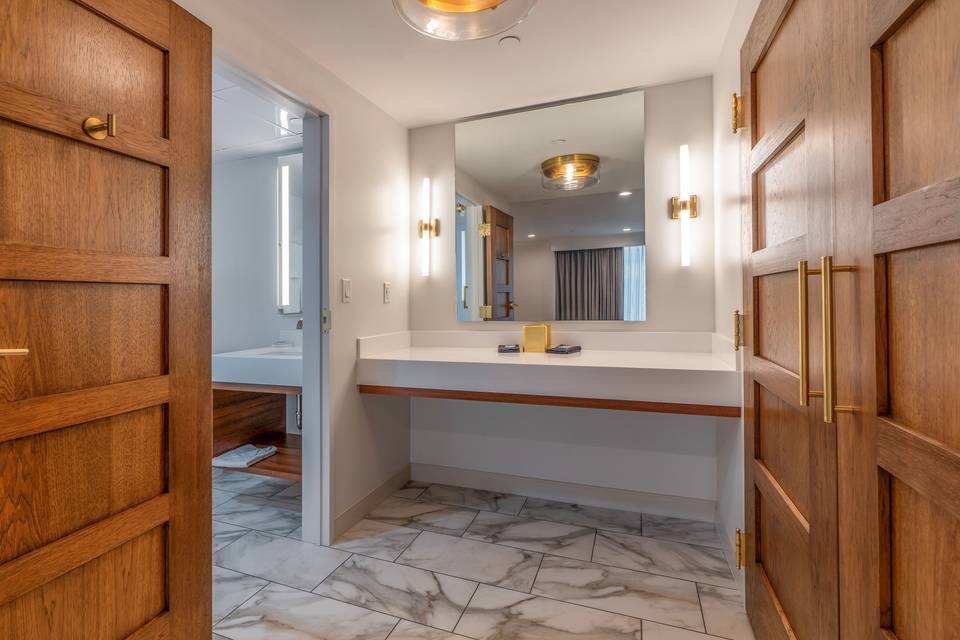 1 Bedroom Suite Vanity