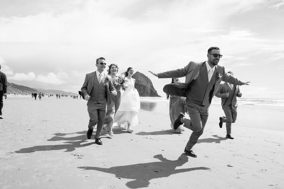 Couple with bridesmaids and groomsmen