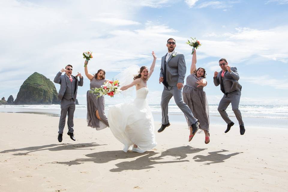 Couple with bridesmaids and groomsmen