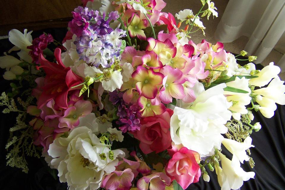 White and pink centerpiece