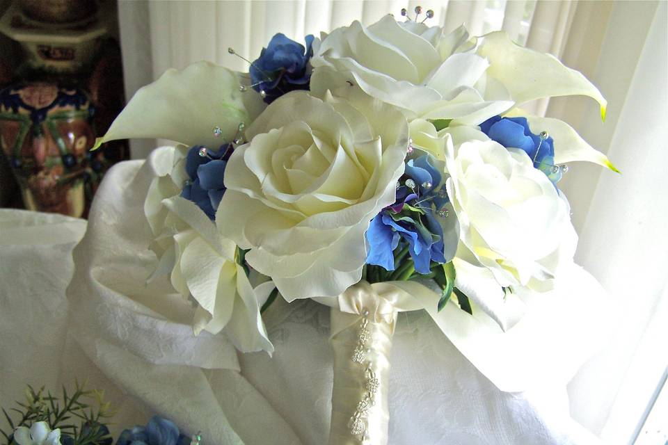 White and blue bridal bouquet