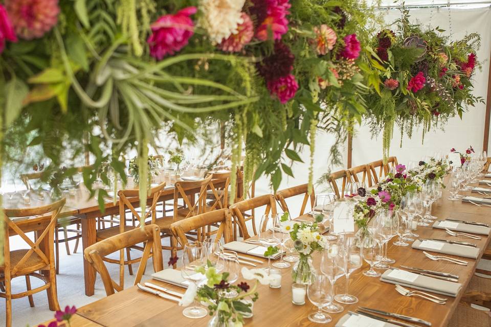 Hanging floral of your dreams.
Vision: Zane Event Company
Floral: Roots and Stems Floral Design
Photography: Tibidabo Photography