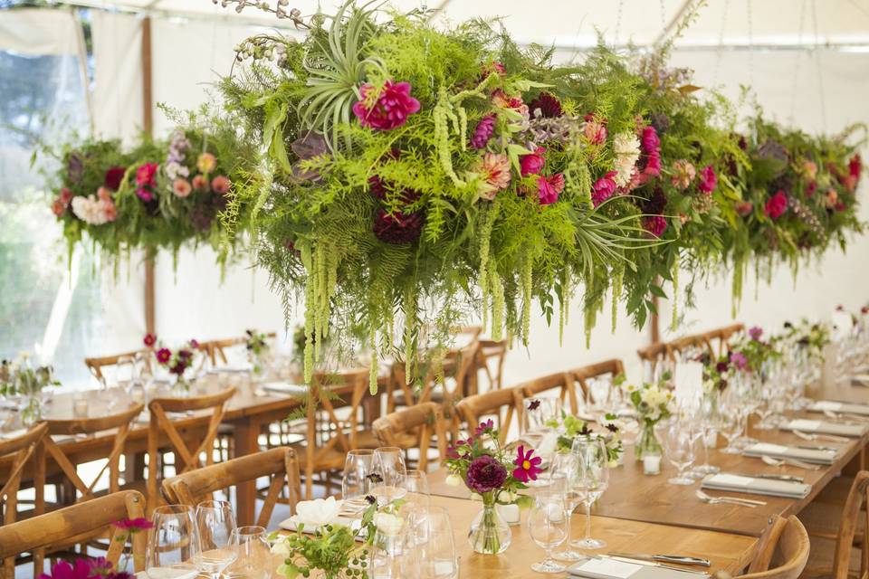 Hanging floral of your dreams.
Vision: Zane Event Company
Floral: Roots and Stems Floral Design
Photography: Tibidabo Photography