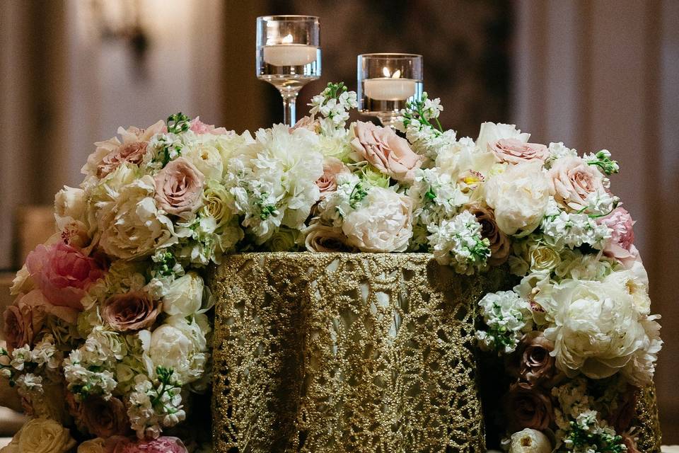 Table setting with flower centerpiece