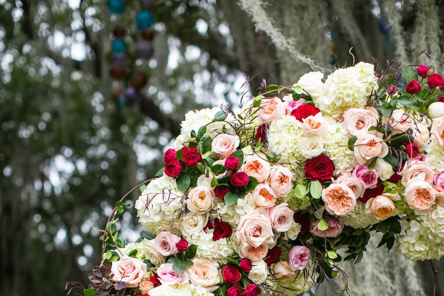 Table setting with flower centerpiece