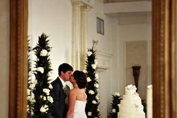 Wedding Cake Kiss