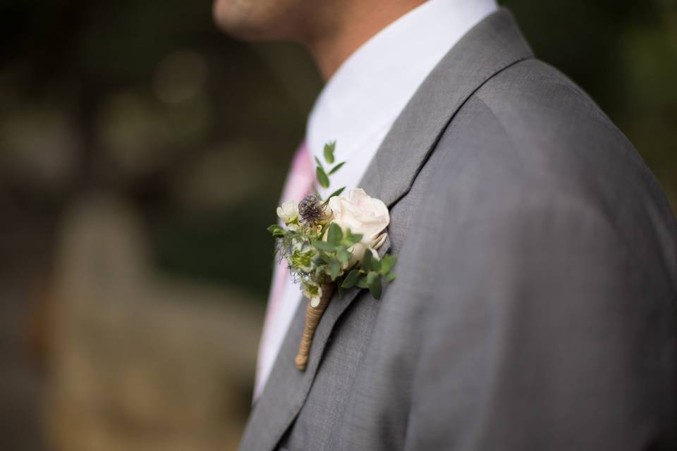 A little rustic touch to a classic rose boutonniere