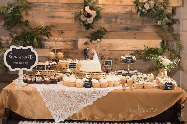 Pallet wall/Piano Cake table