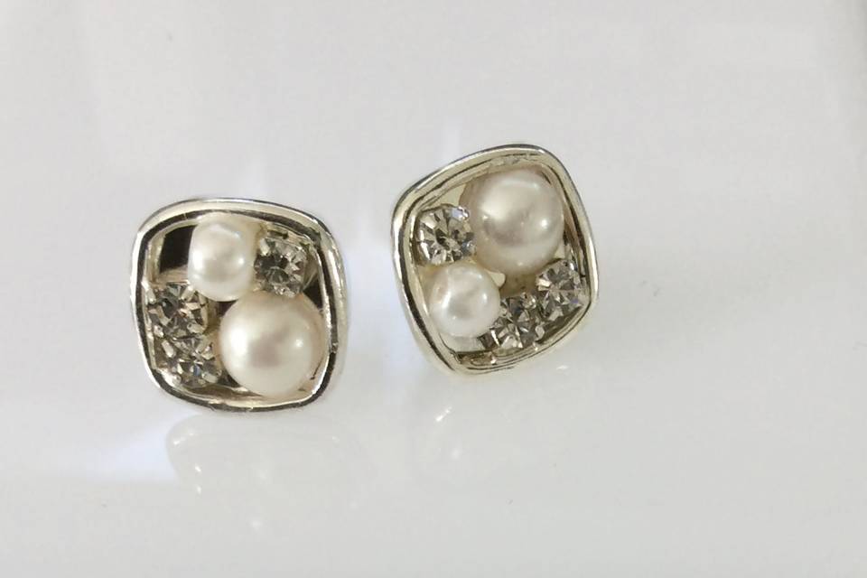 MONTE CARLO POST EARRINGS | Rhinestone & Pearl post earrings.
STYLE #BSPA2E