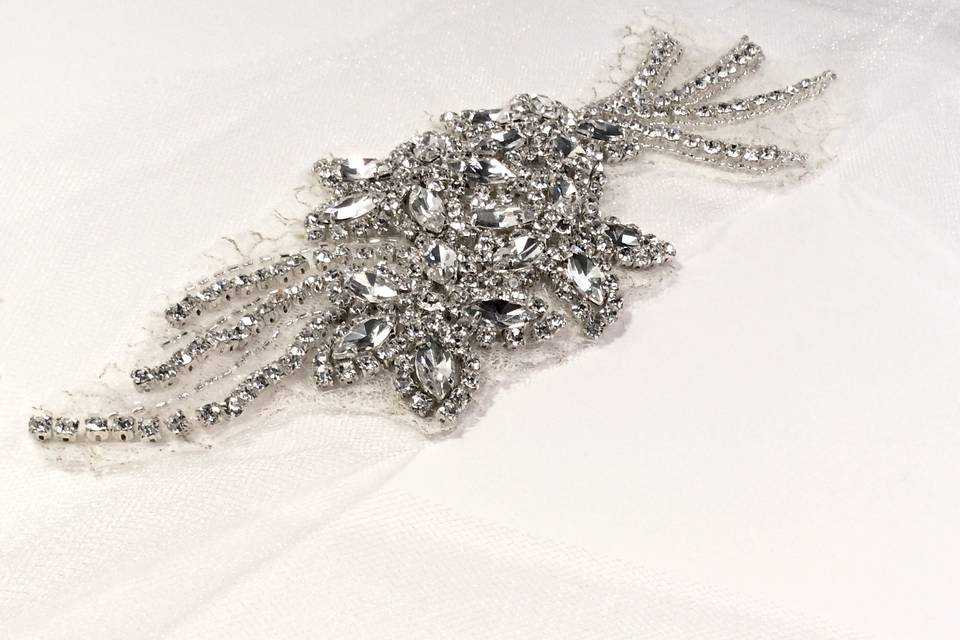 MONTE CARLO GODDESS | Hair Accessory
Handcrafted on ivory tulle and endless sparkling crystal rhinestones embroidered onto eyelash lace. Wear in the front for a boho look or to the side for a modern, elegant formal look. Pair with a veil for the ceremony and rock it for a bombshell reception look that will WOW your guests.
STYLE #SPA106