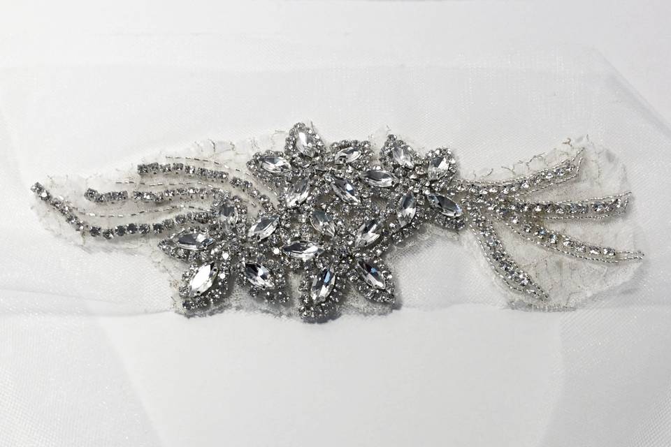 MONTE CARLO GODDESS | Hair Accessory
Handcrafted on ivory tulle and endless sparkling crystal rhinestones embroidered onto eyelash lace. Wear in the front for a boho look or to the side for a modern, elegant formal look. Pair with a veil for the ceremony and rock it for a bombshell reception look that will WOW your guests.
STYLE #SPA106