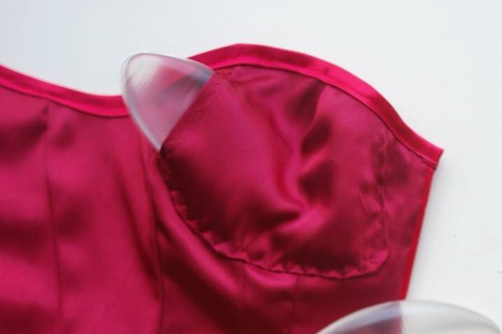 With a corset that works as a strapless bra, we can help with sensitive fitting needs like mastectomies, breast size differences or temporary size increase with our built in pockets and silicone bust enhancers