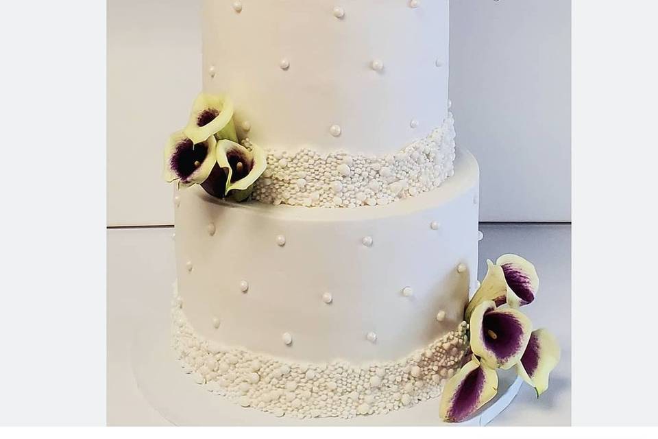 White pearl wedding cake