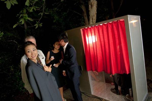 Photobooth Planet's elegantly-styled photo booths