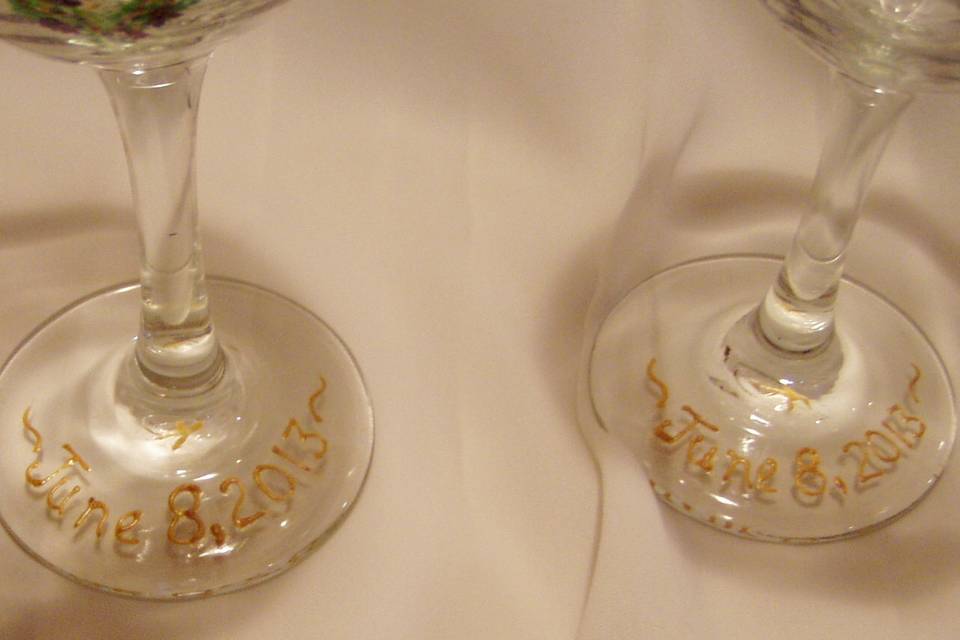 Example of personalized date of wedding on base of champagne flutes.