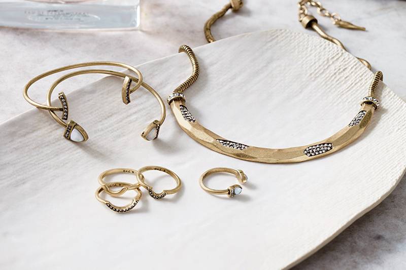 Choosing corresponding jewelry for your Bridesmaids is a snap. The Geovista collection.Created with clear crystal pave' and antique gold plating.
Get the look!
jessicafrancis.chloeandisabel.com