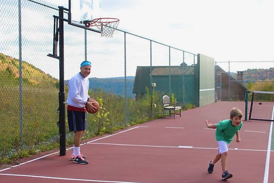 Adjustable basketball hoope