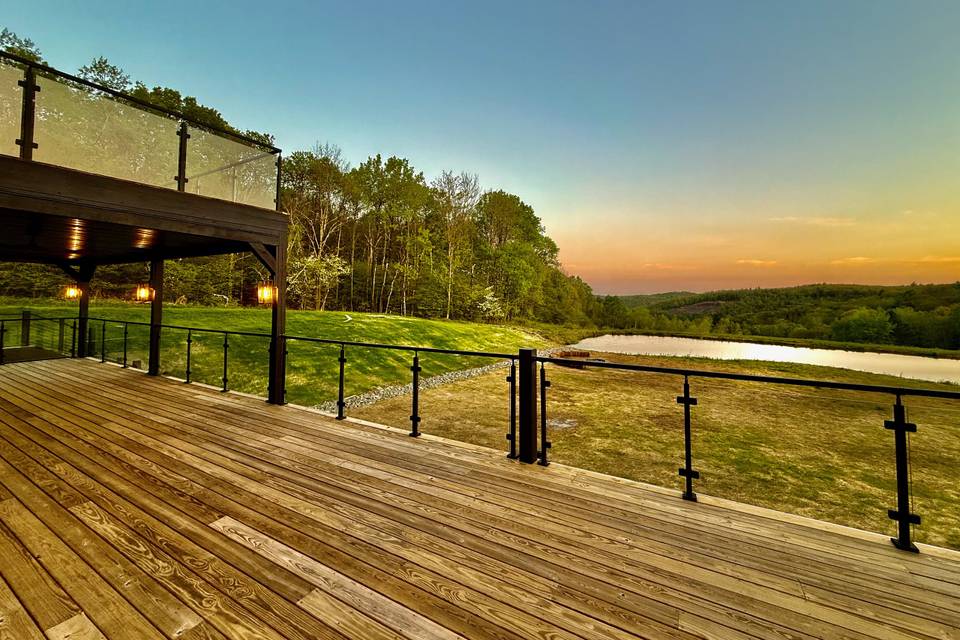 Expansive deck pond front