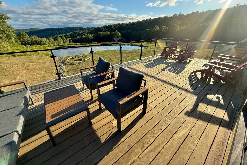 Expansive deck pond front