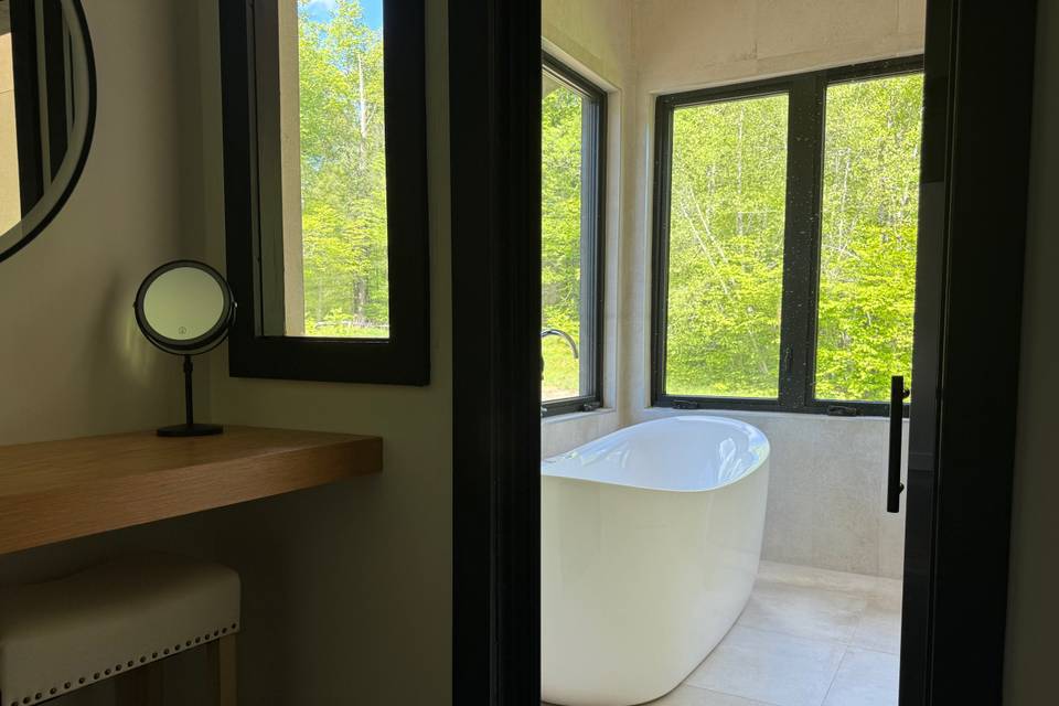Primary suite soaking tub