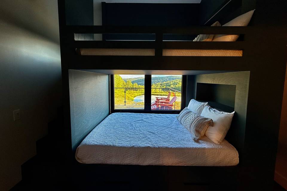 Built in full bunk beds w view