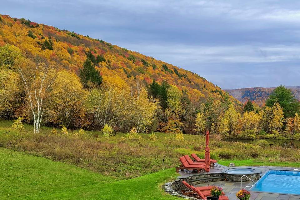 Pool mountains pond in fall