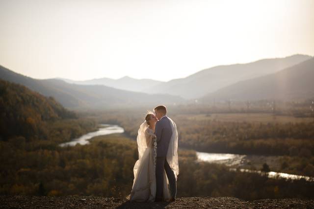 vecteezy_wedding-photo-session-of-the-bride-and-groom-in-the_6919708.jpg
