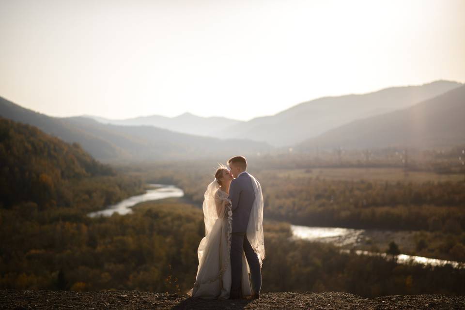 vecteezy_wedding-photo-session-of-the-bride-and-groom-in-the_6919708.jpg