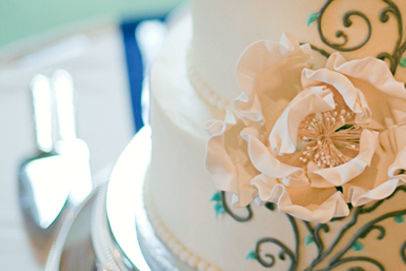 Floral details on wedding cake