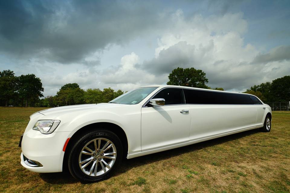 10 Passenger Chrysler 300 Limousine - Santos VIP Limousine of New Jersey