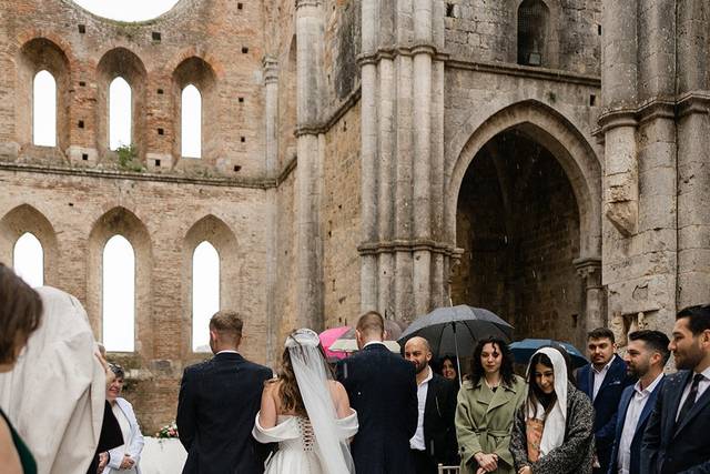 Emily & Jacopo in San Galgano