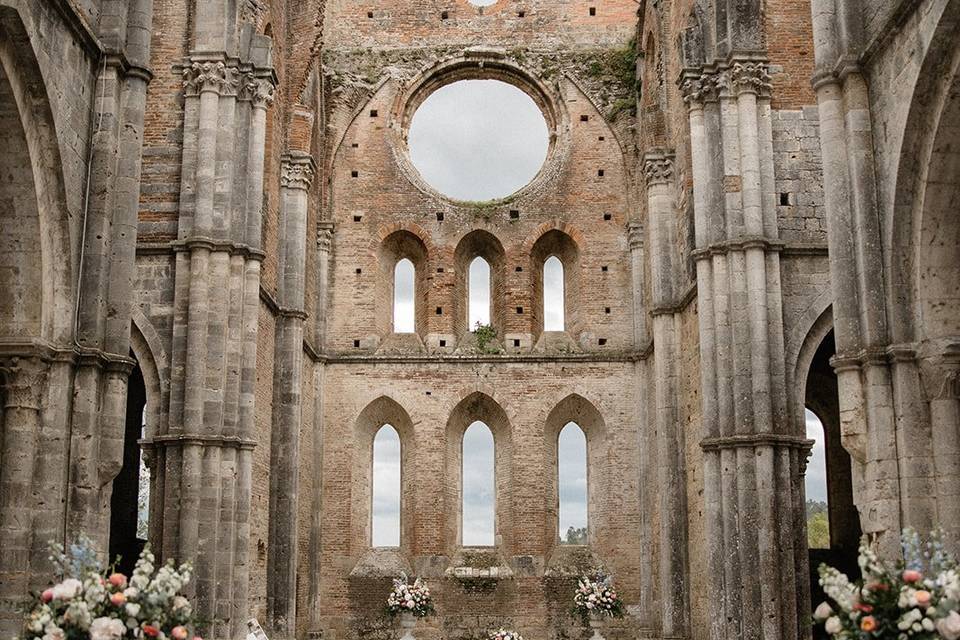 Emily & Jacopo in San Galgano