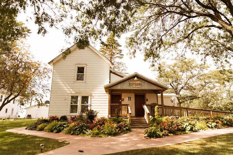 Bridal House & indoor bathroom