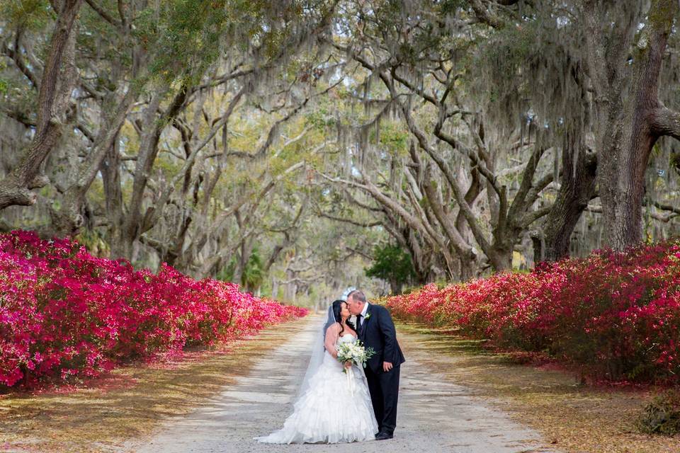 Bride and groom at Bonaventure / Historic Savannah