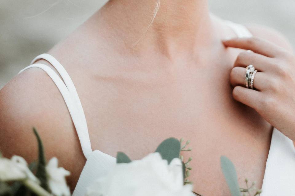 Bride side-view - Photographer: Tony Gambino