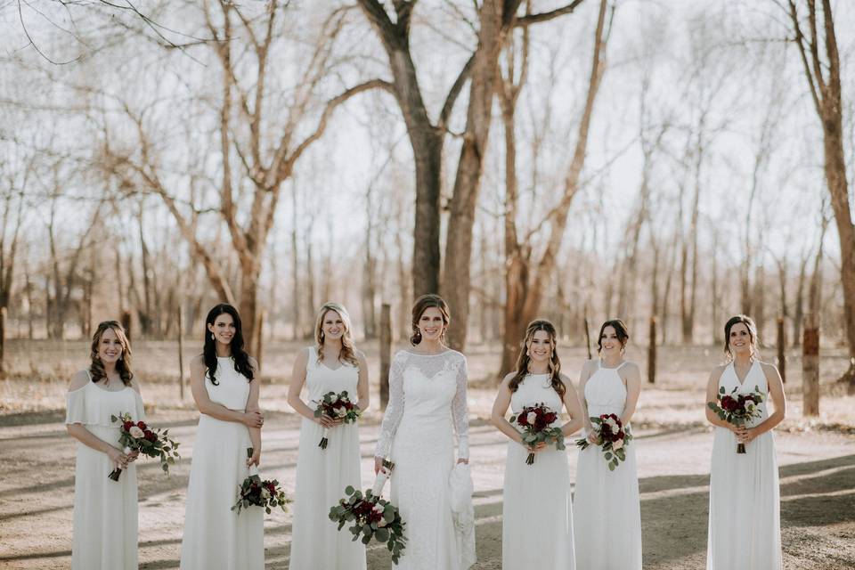 Photo with the bridesmaids - Photographer: Brandon Harwell