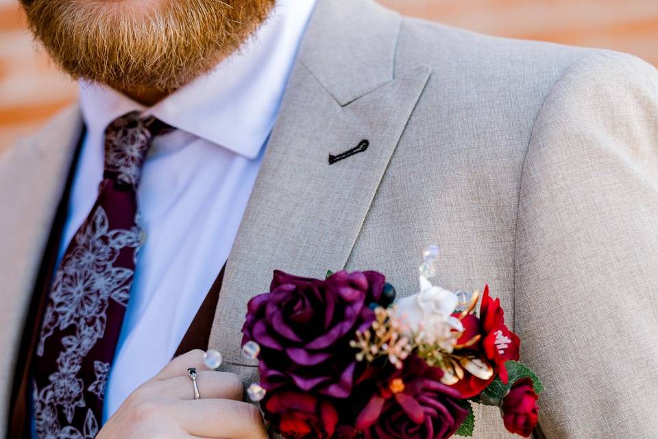 Boutonniere pinning