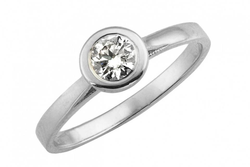 Diamond engagment ring with three small cluster diamonds on either side