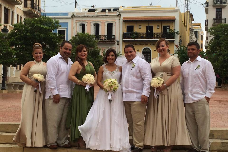 Couple with bridesmaid and groomsmen