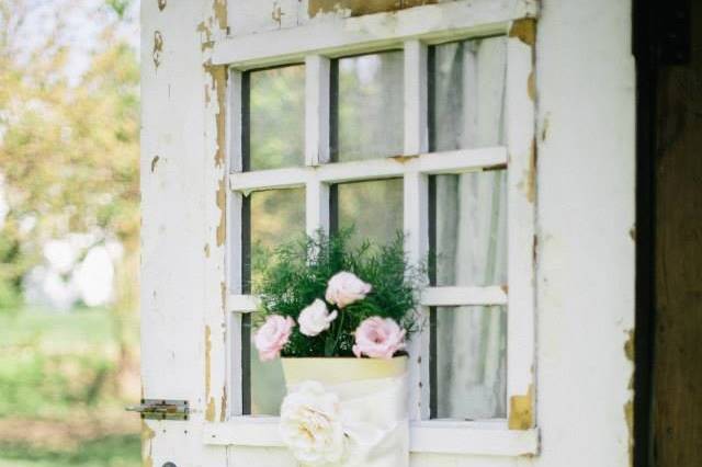 Rustic door and bouquet