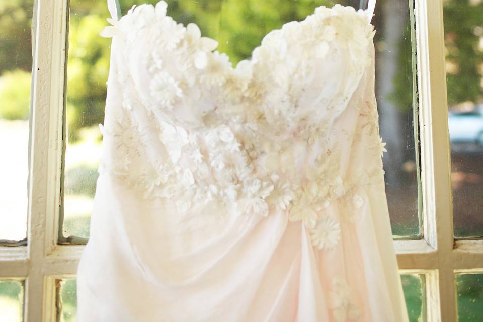 Real Bride Jessica's Claire La Faye Custom Gown
Photographer: Scot Woodman Photography