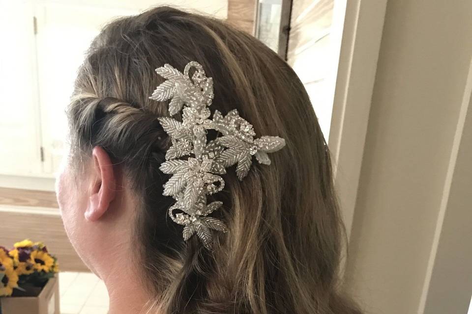 Wavy hair with accessory