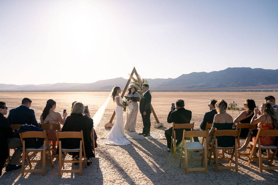 Officiant Laura, Dry Lake Be