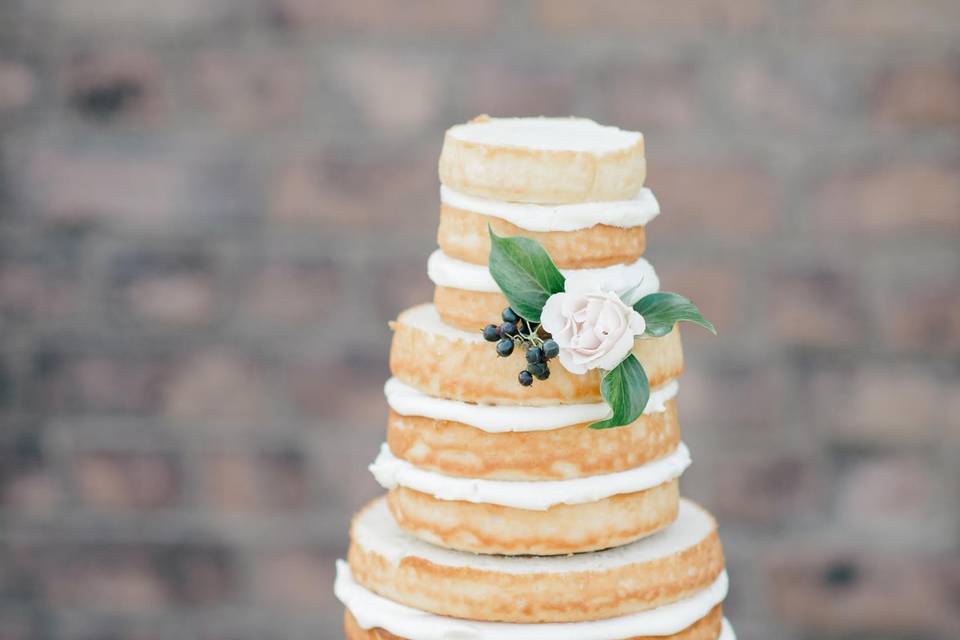 Anyone know of a bakery that does vintage style cakes? Photo for reference  : r/savannah