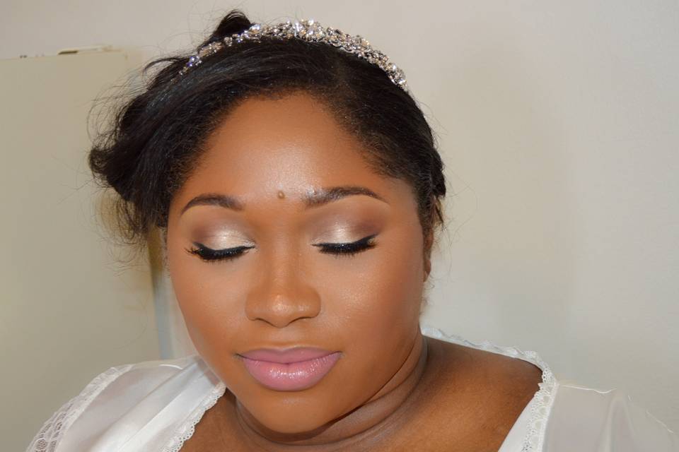 Shamona Small Makeup Artist