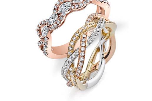 Gold interlacing wedding rings